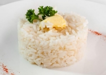Рис подается в комплекте с куриным стейком и овощным соусом